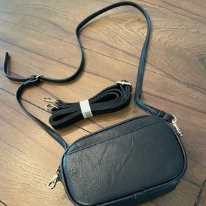 🍁FALL FIND!🍁 LIKE NEW Vegan Leather Crossbody Camera Bag